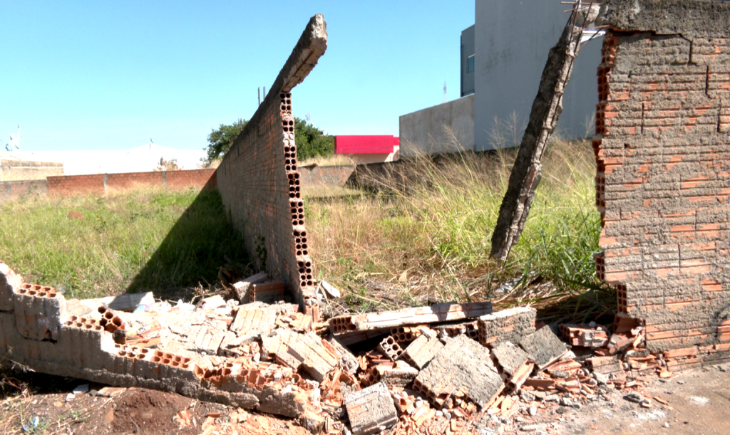 Muro de terreno parcialmente destruído após acidente