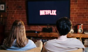 Duas pessoas assistindo televisão e netflix