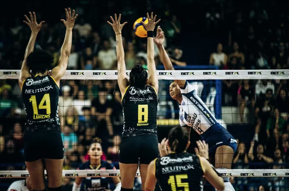 Vôlei feminino do Praia Clube e Minas