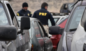 Autoridades atuam no local do engavetamento na BR-153 em Prata para orientar o tráfego e coordenar a remoção dos veículos