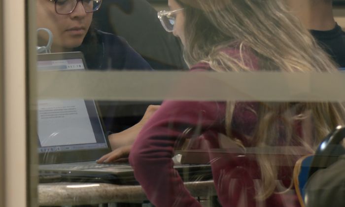 Medida para a conclusão de cursos acadêmicos abrange mães e pais - Foto: TV Paranaíba/reprodução