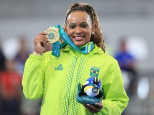 Rebeca Andrade segurando medalha