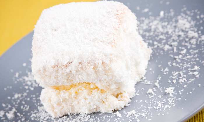 Um dos bolos mais lembrados quando o assunto é a infância, o bolo de coco de geladeira - Foto: Canva/ Reprodução