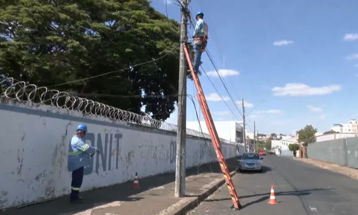 Rede elétrica sendo reparada