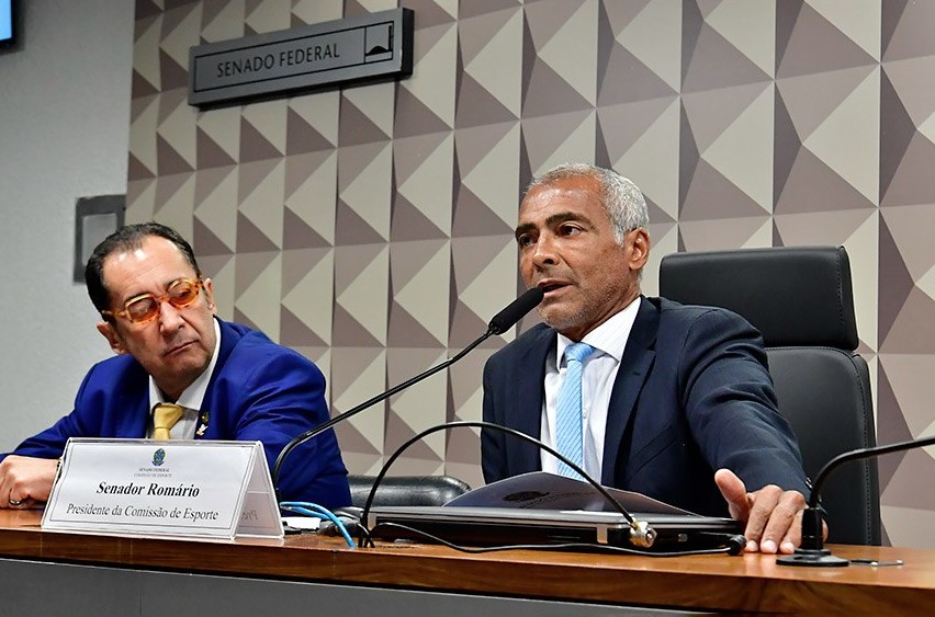 Romário à direita, e Jorge Kajuru à esquerda, discutindo o teto para taxas de personal trainers em academias