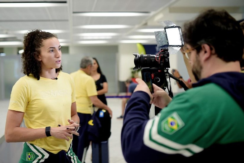 Gabi, jogadora da seleção feminina de vôlei, sendo filmada