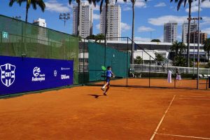 Menino jogando tênis em Uberlândia