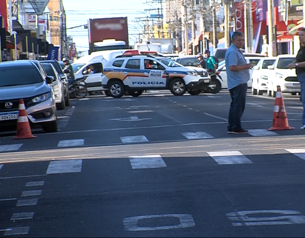 Viatura da Polícia Militar e outros carros esperando a liberação do trânsito no centro de Uberlândia