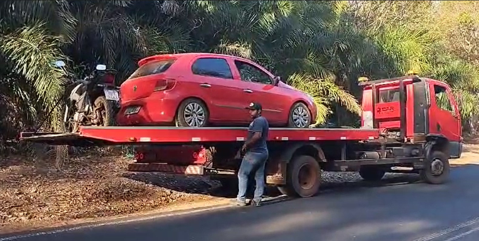 dois veículos, um carro e uma moto sendo apreendidos após tentativa de assalto.