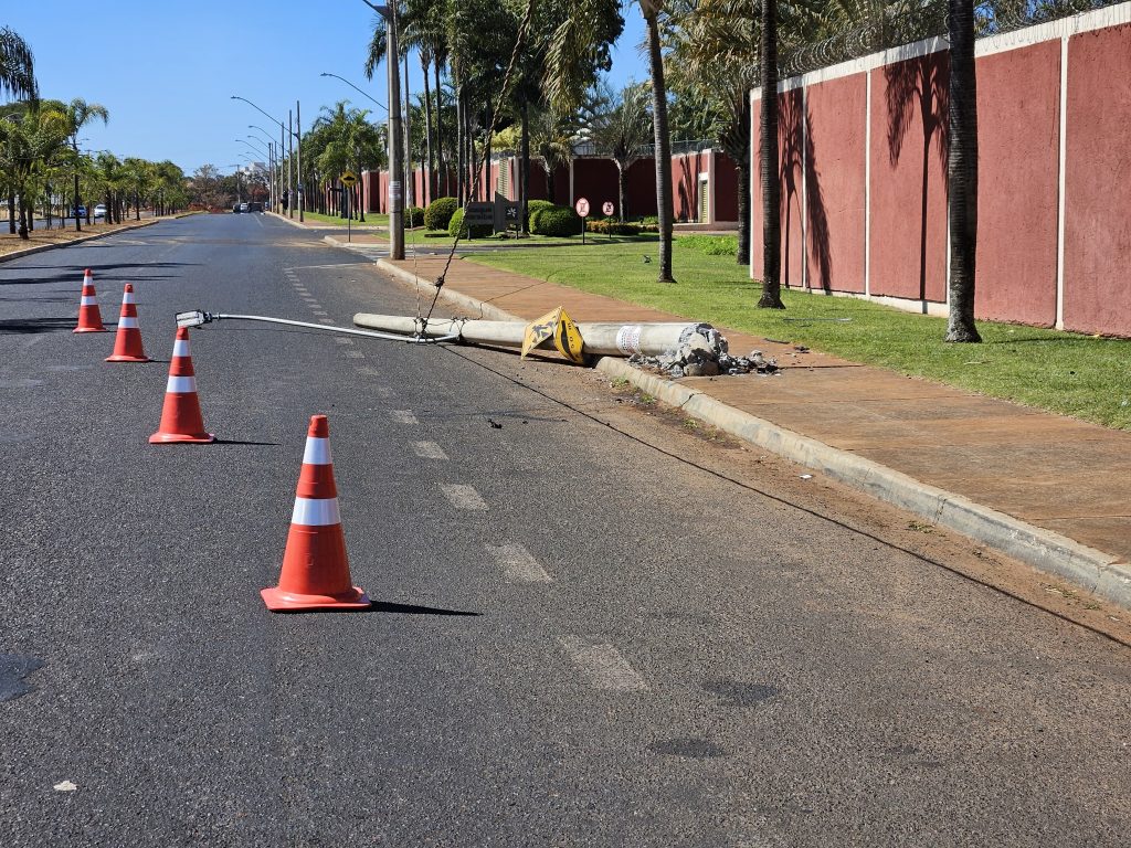 Carro bate em poste neste domingo 