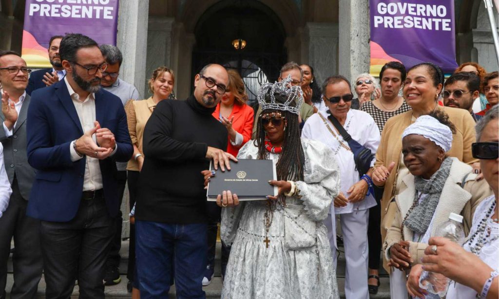 O vice-governador de Minas, Professor Mateus, e o secretário de Estado de Cultura e Turismo (Secult-MG), Leônidas de Oliveira estiveram presente em reconhecimento do congado - Foto: Agência Minas/ Dirceu Aurélio /Divulgação