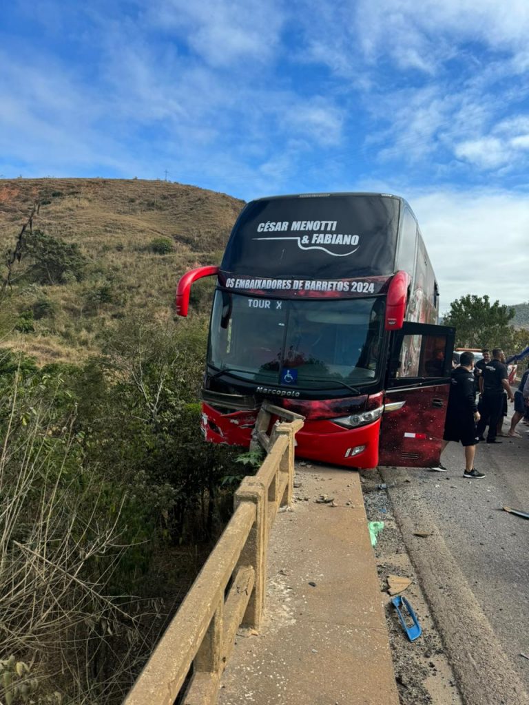 Ônibus da dupla César Menotti & Fabiano se envolve em acidente neste sábado (3) - Foto: Redes Sociais/ Reprodução