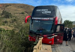 Ônibus da equipe de César Menotti e Fabiano se envolve em acidente neste sábado (3) - Foto: Redes Sociais/ Reprodução