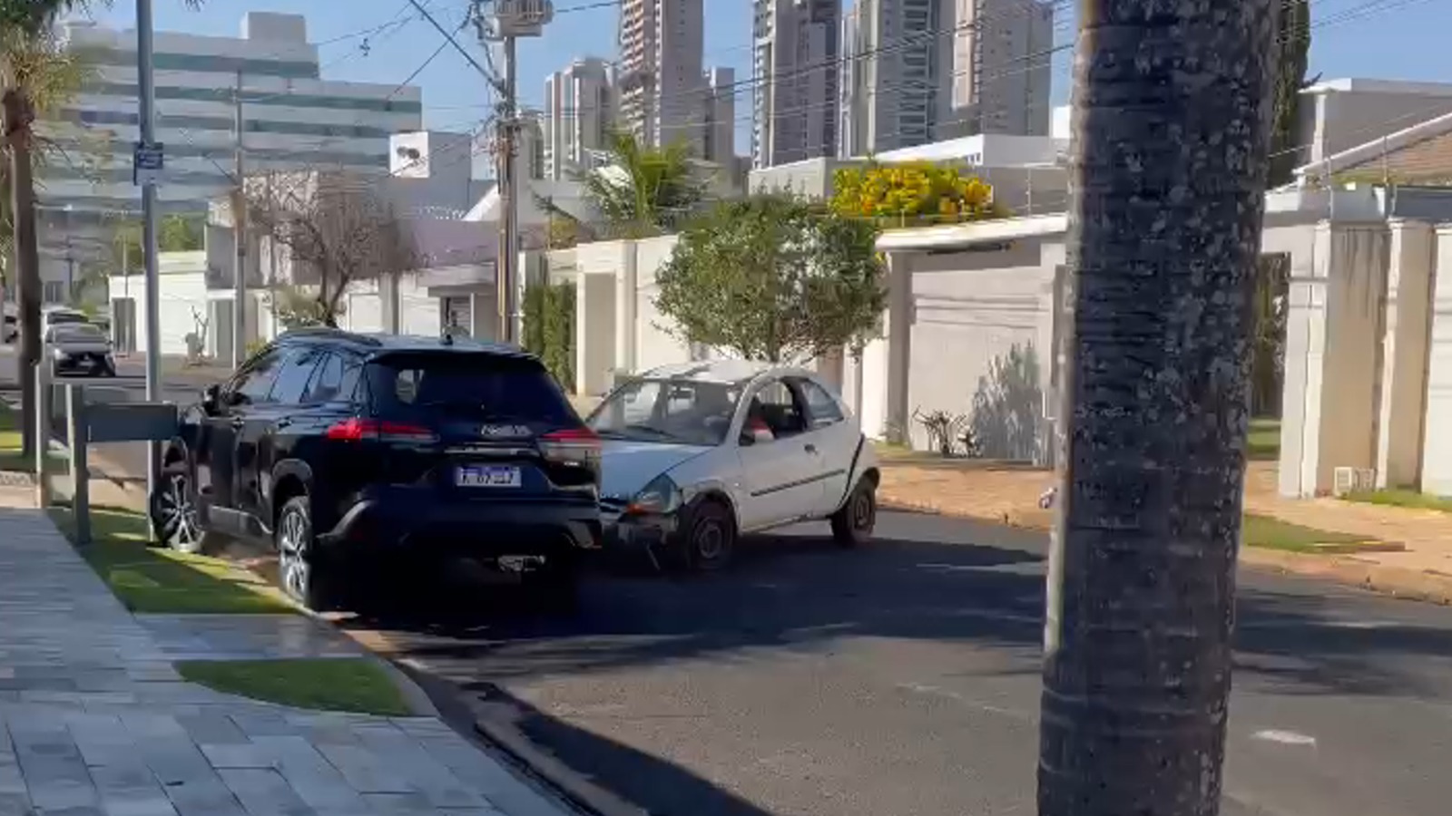 Vídeo flagra motorista batendo em portões, em meio a possível surto - Foto: Jefferson Magalhães/ Arquivo