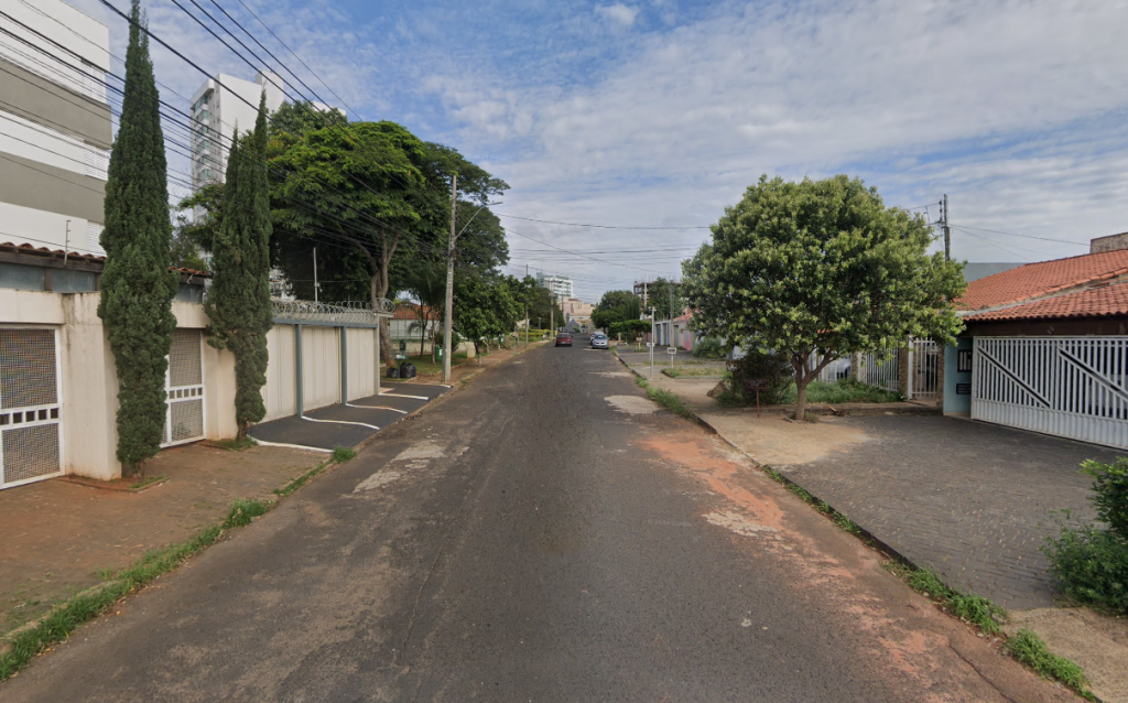 Jovens abordaram a vítima no fim da tarde, na rua Mario Pinto Sobrinho, no bairro Santa Mônica.