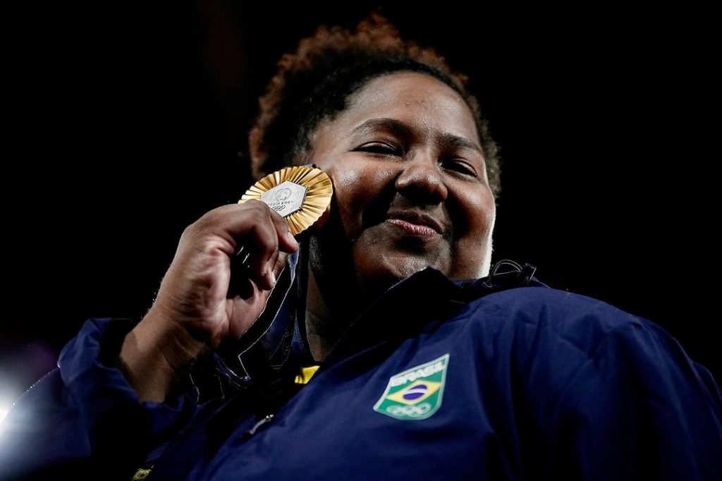 Beatriz Souza segurando a medalha de ouro