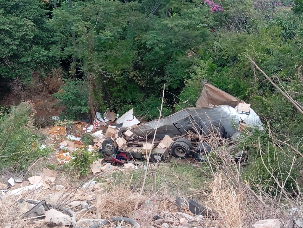 Caminhão tombado após acidente na Bahia