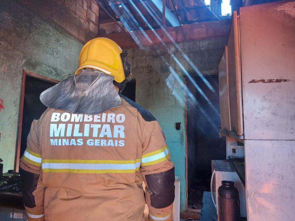 Homem coloca fogo em casa no bairro Boa Esperança, em Uberlândia - Foto: Corpo de Bombeiros/ Divulgação