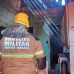 Homem coloca fogo em casa no bairro Boa Esperança, em Uberlândia - Foto: Corpo de Bombeiros/ Divulgação