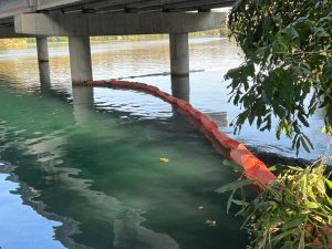 Barreira de contenção no Rio Araguari