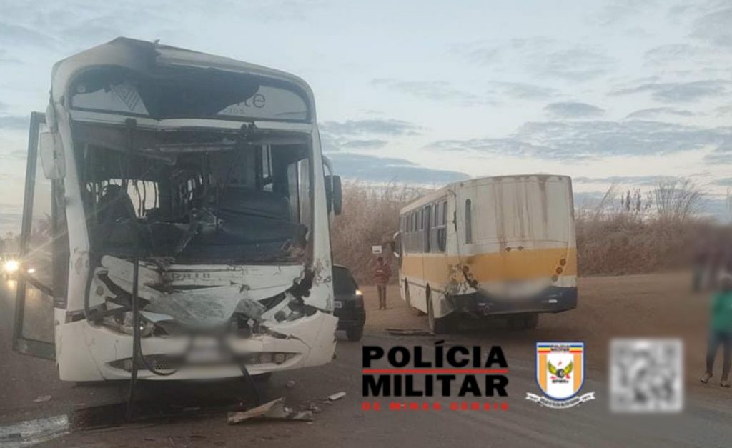 Acidente entre dois ônibus em rodovia