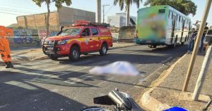 Motociclista no chão, após ser atingido por um ônibus em Uberlândia