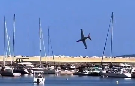 Momento que o avião cai no Mar Mediterrâneo