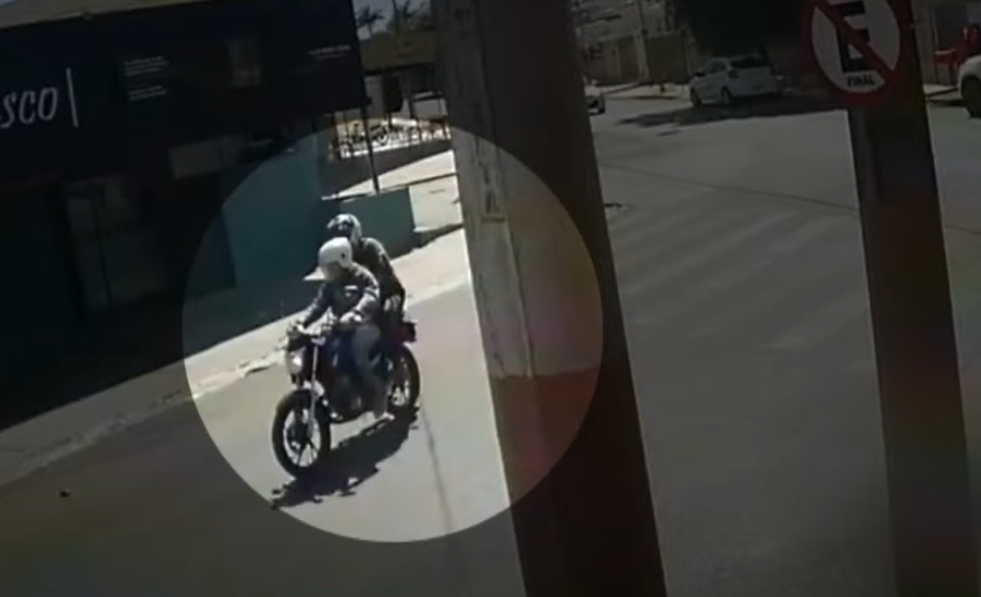 Bandidos fugindo em uma moto em Patos de Minas