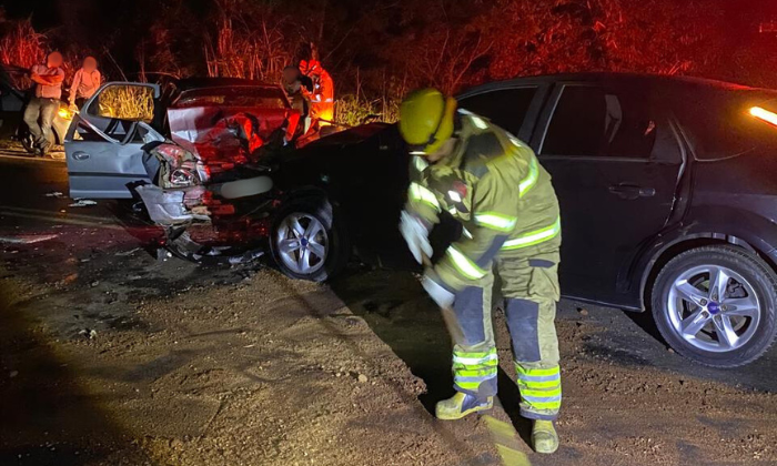 Corpo de Bombeiros fazendo atendimento no acidente da MG-223