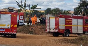 Viatura dos bombeiros atendendo vítima de capotamento