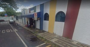 Criança perdeu parte do dedo na escola - Foto: Google Street View