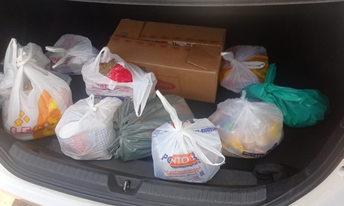 Alimentos arrecadados pelos motoristas de aplicativo. 