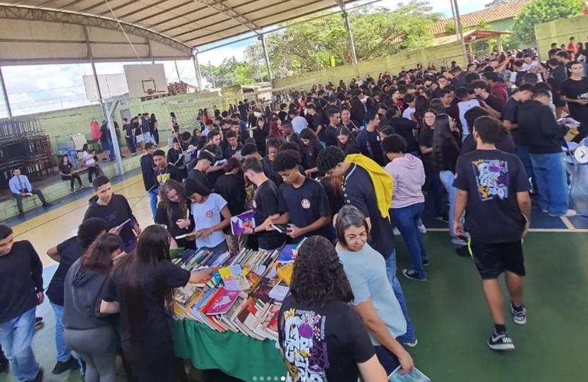 Evento em escola realizado por causa das doações de livros