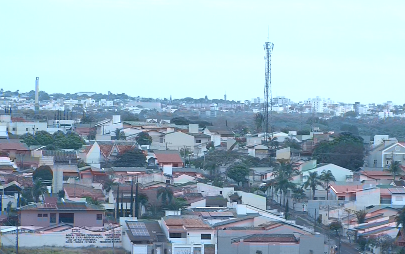 Previsão do tempo em Uberlândia: cidade sob uma neblina que indica o frio na cidade