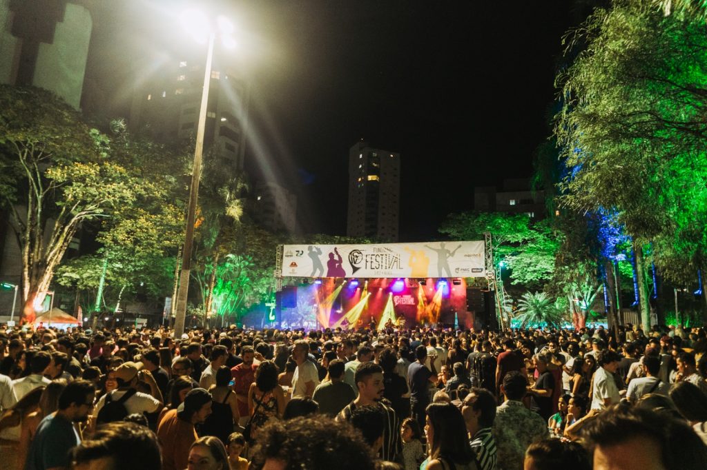 palco do Fundinho Festival com plateia lotada