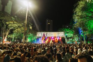 palco do Fundinho Festival com plateia lotada