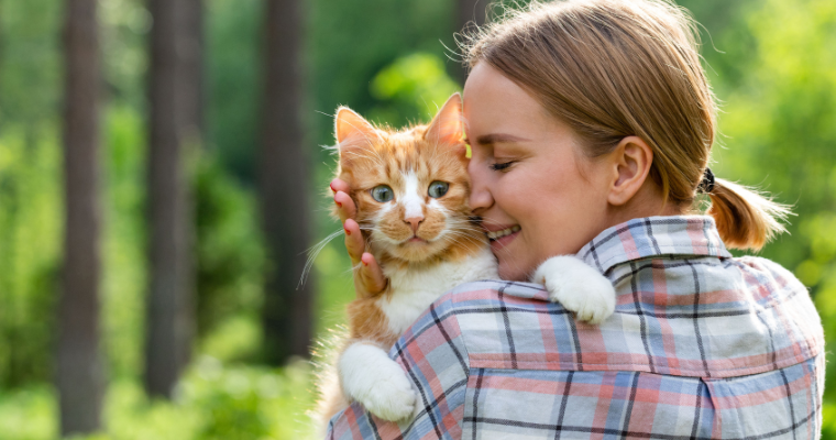 Mulher fazendo carinho em seu gato