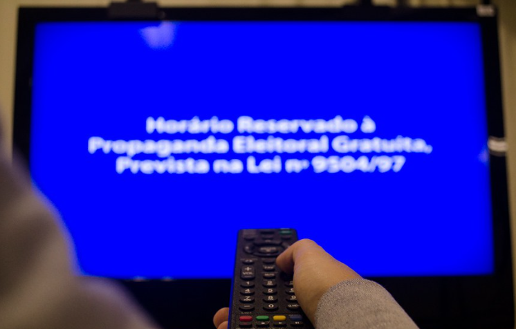 Televisão emitindo a mensagem do horário eleitoral