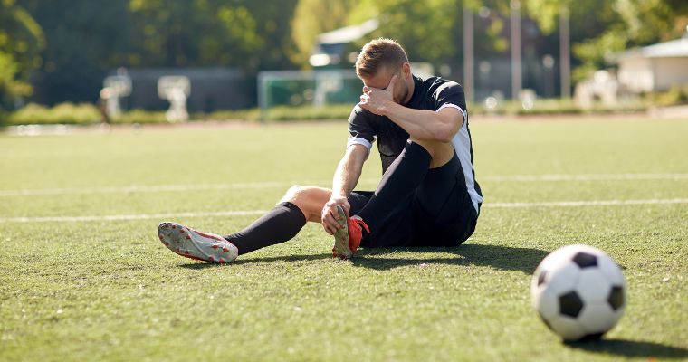 Jogador lesionado após jogar futebol