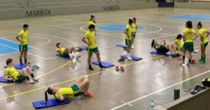 Atletas aquecendo na quadra para a Liga Nacional de Futsal Feminino