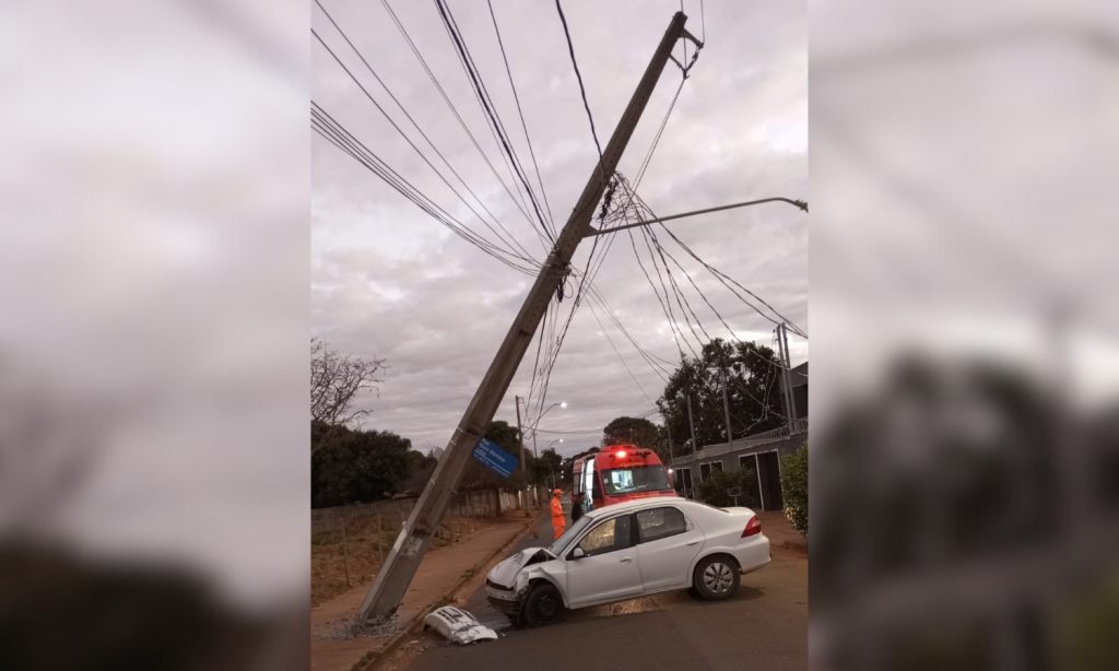 Poste de energia ficou apenas sustentado pelos fios, após condutor embriagado provocar acidente  - Foto: Corpo de Bombeiros/ Divulgação