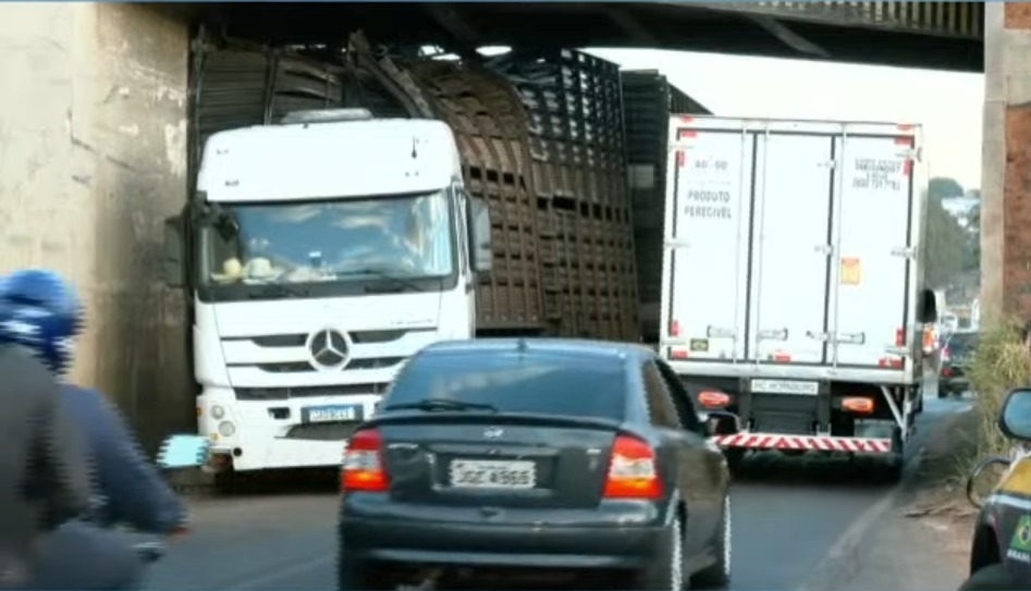 Caminhão boiadeira preso em pontilhão da BR-365 causa congestionamento em Uberlândia - Foto: Tv Paranaíba/ Reprodução