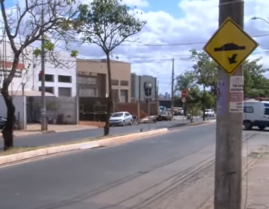 Placa sinalizando o quebra-molas no bairro Granada