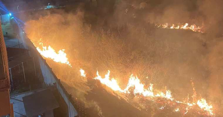 Incêndio em mata no bairro Gran Ville assustou moradores da região durante a madrugada