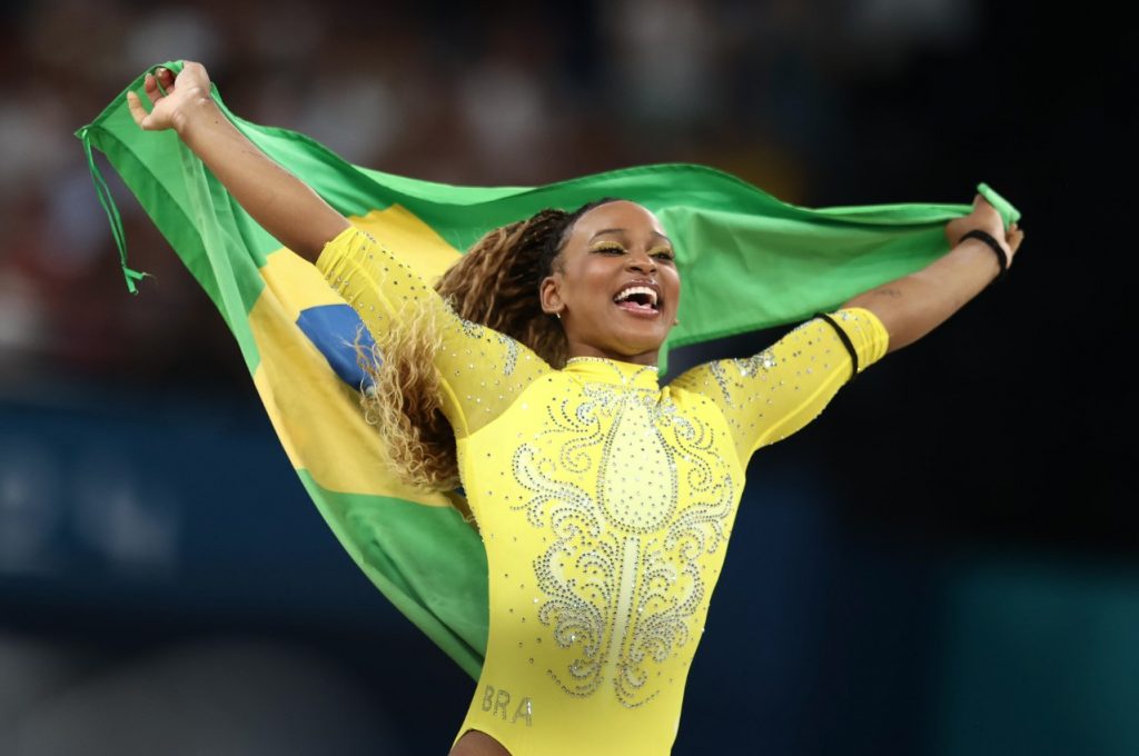 Rebeca Andrade com a bandeira do Brasil