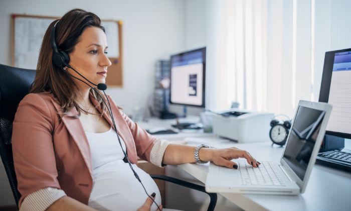 Mulher gestante no trabalho