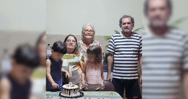 Vander ao lado da mãe, irmã e sobrinhos