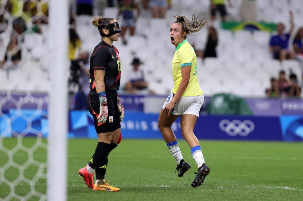 Seleção brasileira comemorando a vaga na final do futebol feminino