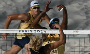 Evandro e Arthur no volei de praia