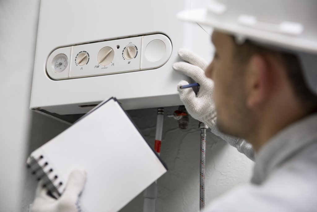 Homem instalando um aquecedor a gás